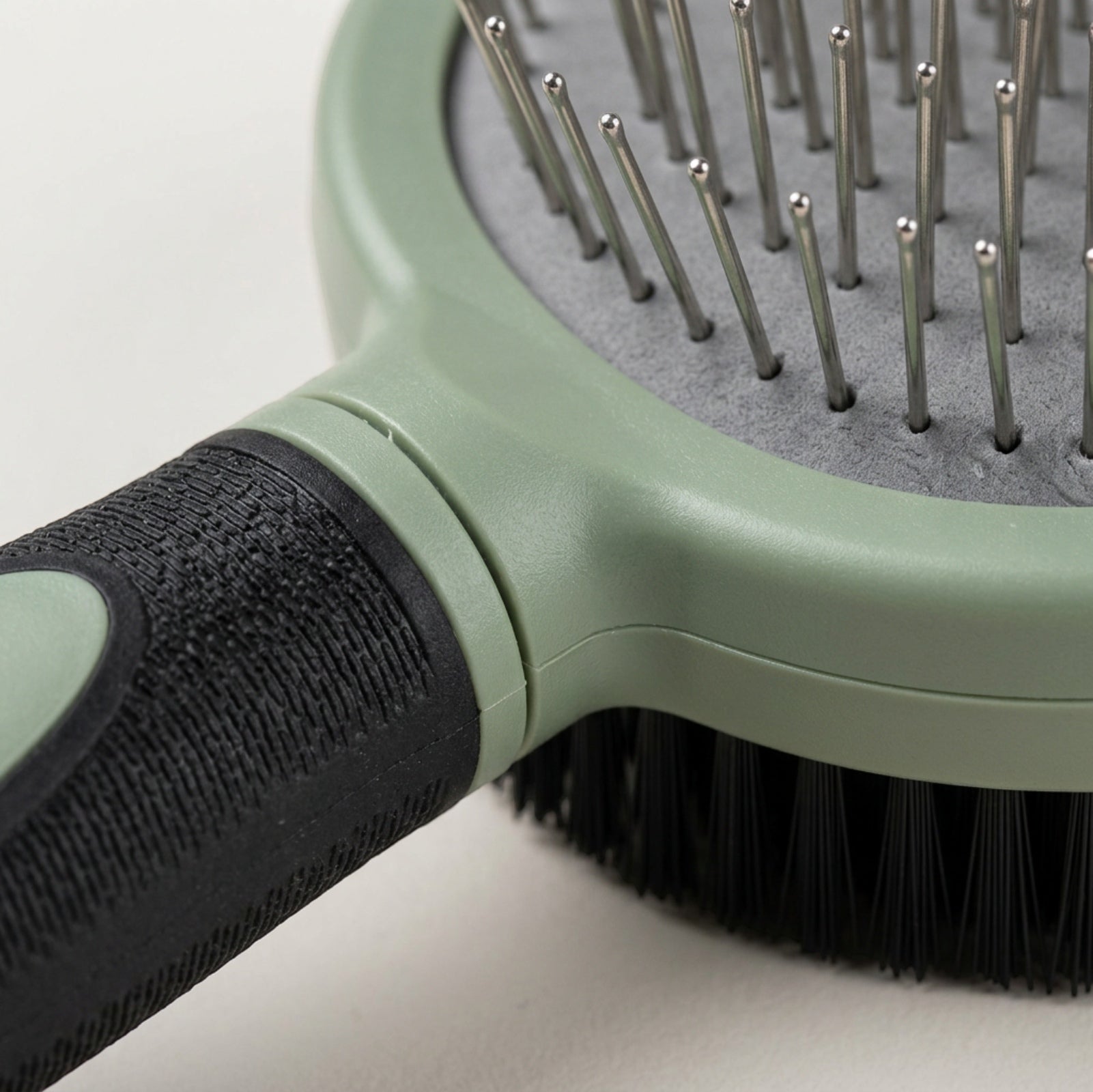 Tucy Double-Sided Pet Grooming Brush 23 cm Sage - Detail view